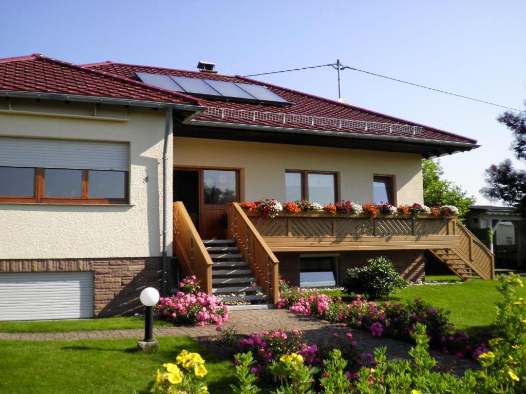 a house with solar panels on the roof at Cosy apartment in Neustra burg in Balesfeld