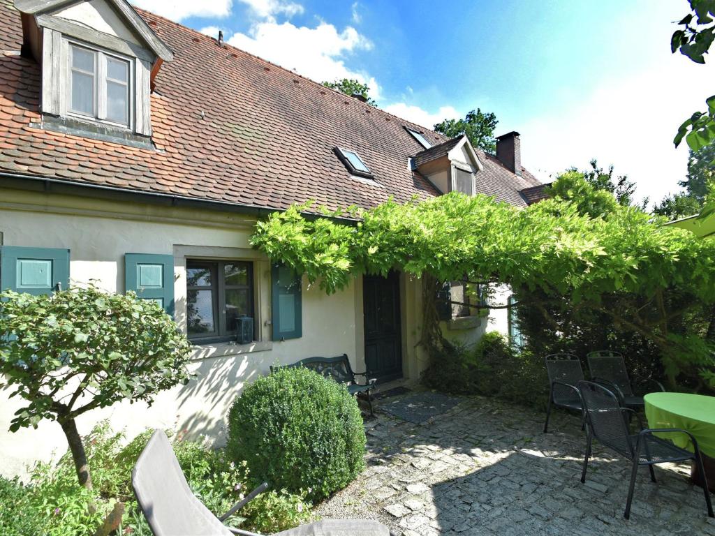 Casa con patio, mesa y sillas en Cosy holiday home with gazebo en Weißenburg in Bayern