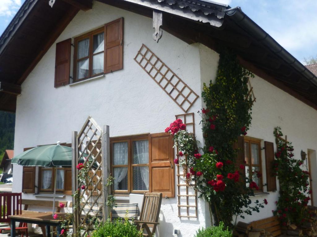 una casa con flores a un lado. en Delightful Holiday Home in Unterammergau, en Unterammergau