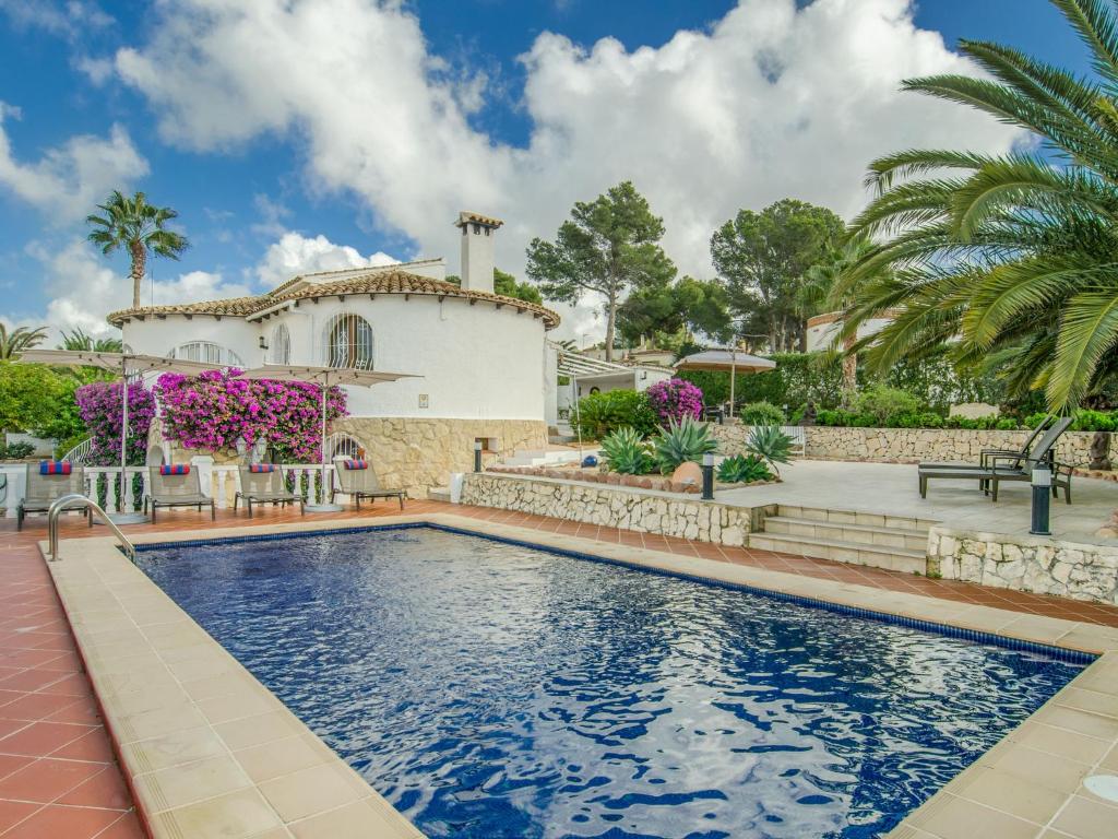 ベニッサにあるGorgeous villa with private pool and near golf course and beachの家の前にスイミングプールがある家