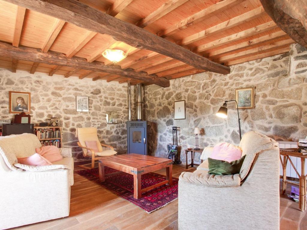 uma sala de estar com duas cadeiras e uma mesa em Belvilla by OYO Casa Ribeira Sacra em Castillón