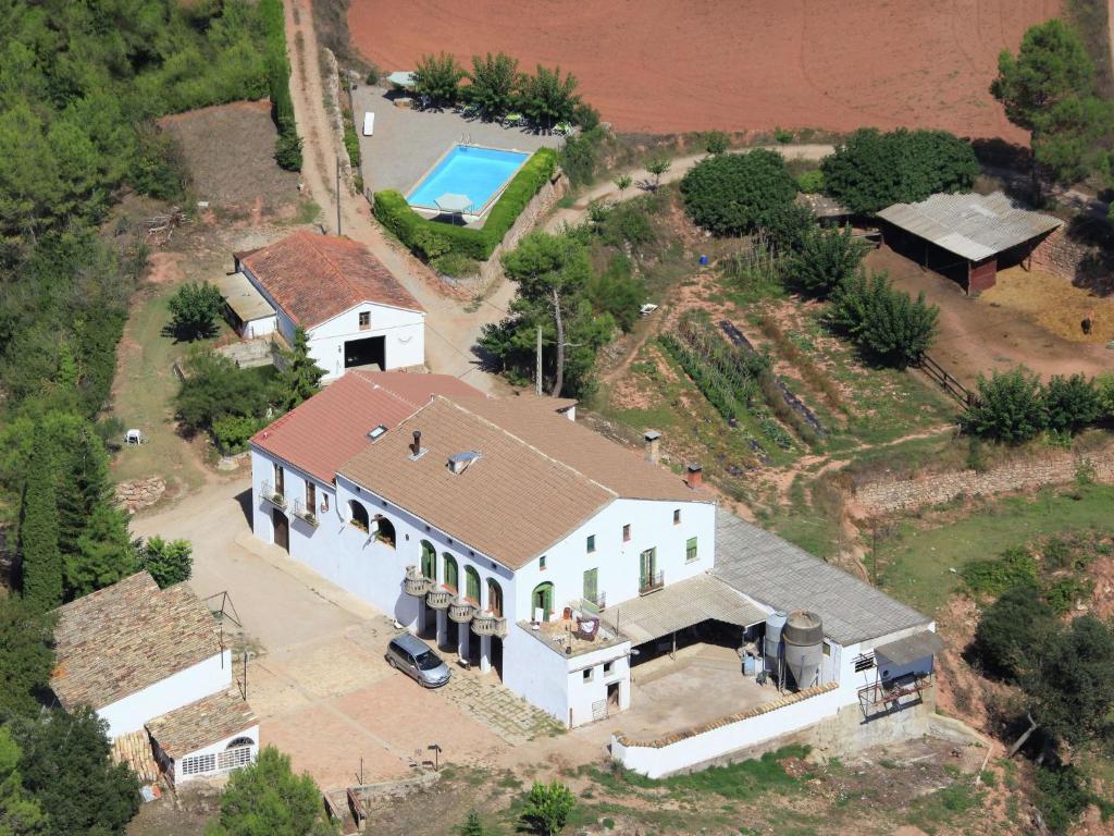 una vista aérea de una casa con piscina en Agritourism in an agriculture and livestock enterprise, en Guardiola