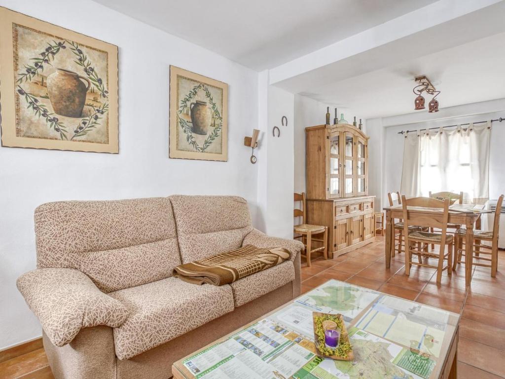 salon z kanapą i stołem w obiekcie Villa in Carcabuey near Sierras Subbeticas Park w mieście Carcabuey