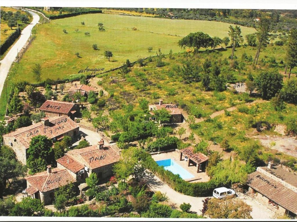 La BorregaにあるModern Farmhouse in La Ace a de la Borrega with Poolの庭付きの家屋の空中風景