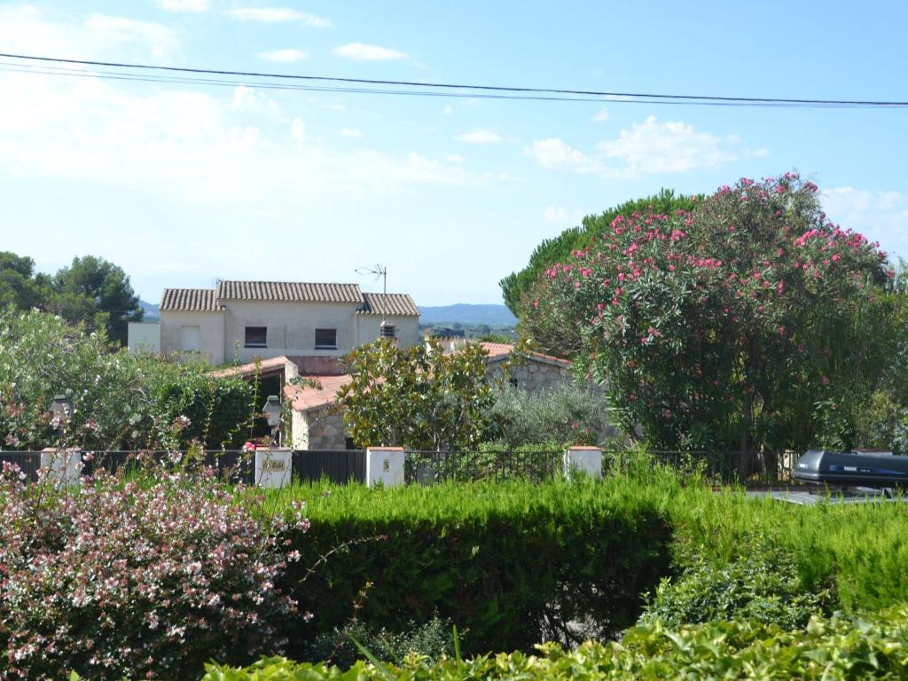 A garden outside Belvilla by OYO Les Oliveres 32