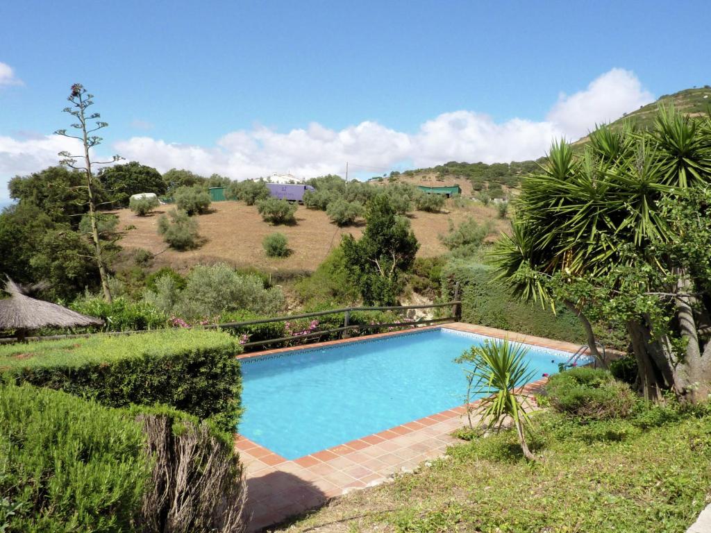 uma piscina no meio de um campo em Belvilla by OYO Finca las Chozas em La Joya