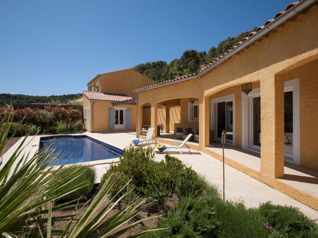ein Haus mit einem Pool im Hof in der Unterkunft Adorable Villa with in Roquebrun Swimming Pool in Roquebrun