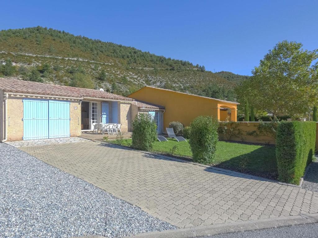 een huis met een oprit en een garage bij Holiday house nearby the Lac de Castillon in Castellane