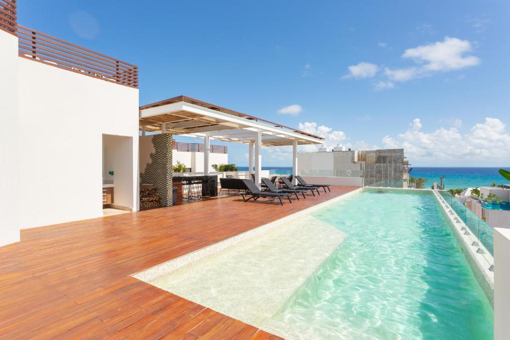 une piscine sur la terrasse d'une maison dans l'établissement Studio Vanessa beach 42 a 1 min de la playa y 5ta av, à Playa del Carmen
