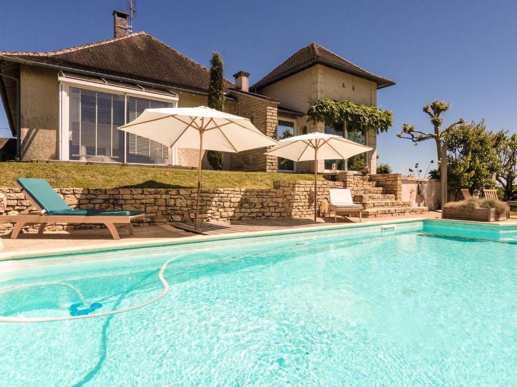 Cozy Villa in Saint-Bonnet-la-Riviere with Swimming Pool