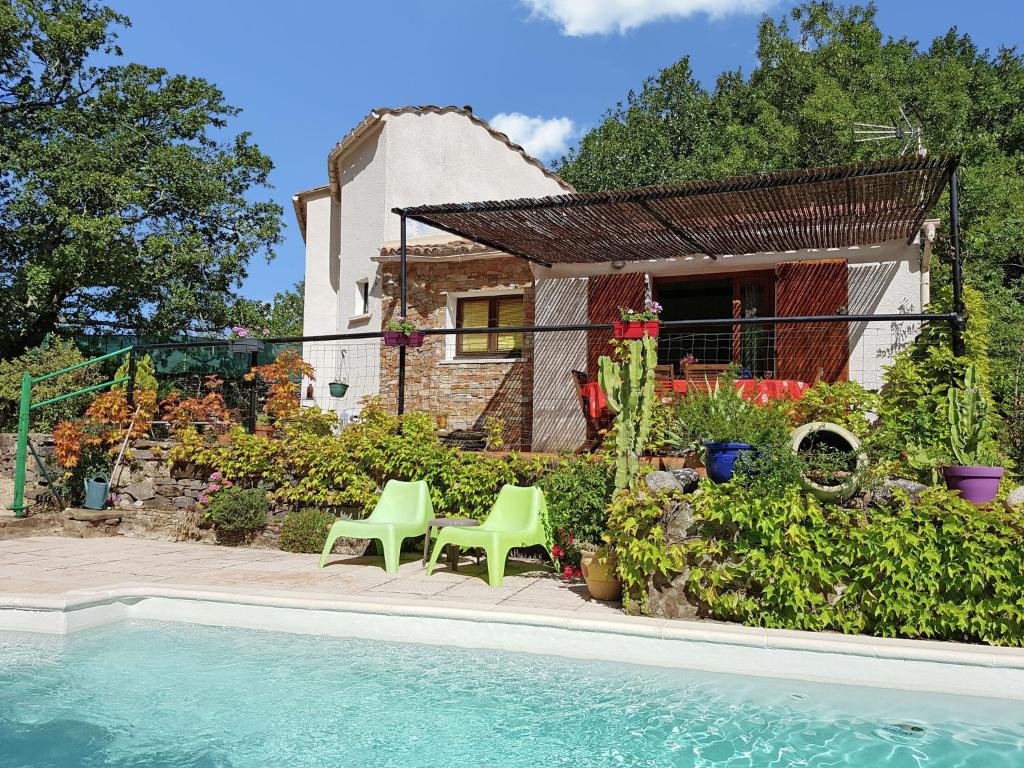 ein Haus mit einem Pool vor einem Haus in der Unterkunft Stylish holiday home near St Br s in Saint-Brès