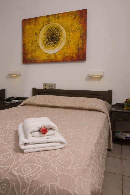 Postel nebo postele na pokoji v ubytování Akti Corali Hotel