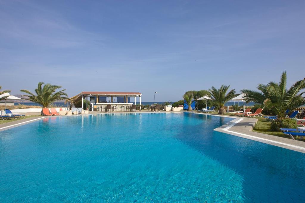 Bazén v ubytování Akti Corali Hotel nebo v jeho okolí