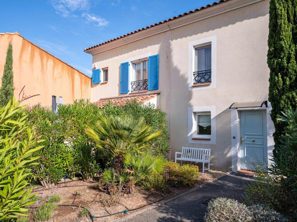 dom z ławką przed nim w obiekcie Modern Holiday Home in Saint Rapha l with Private Pool w miejscowości Saint-Raphaël