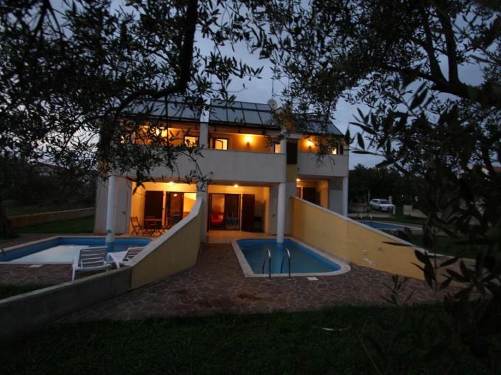 Bazén v ubytovaní Plush Holiday Home in Novigrad with Patio alebo v jeho blízkosti