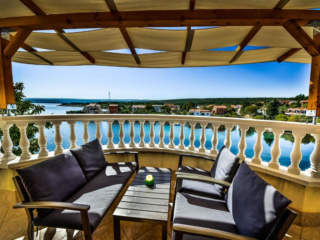 Balkón alebo terasa v ubytovaní Holiday Home in Krusevo with Garden