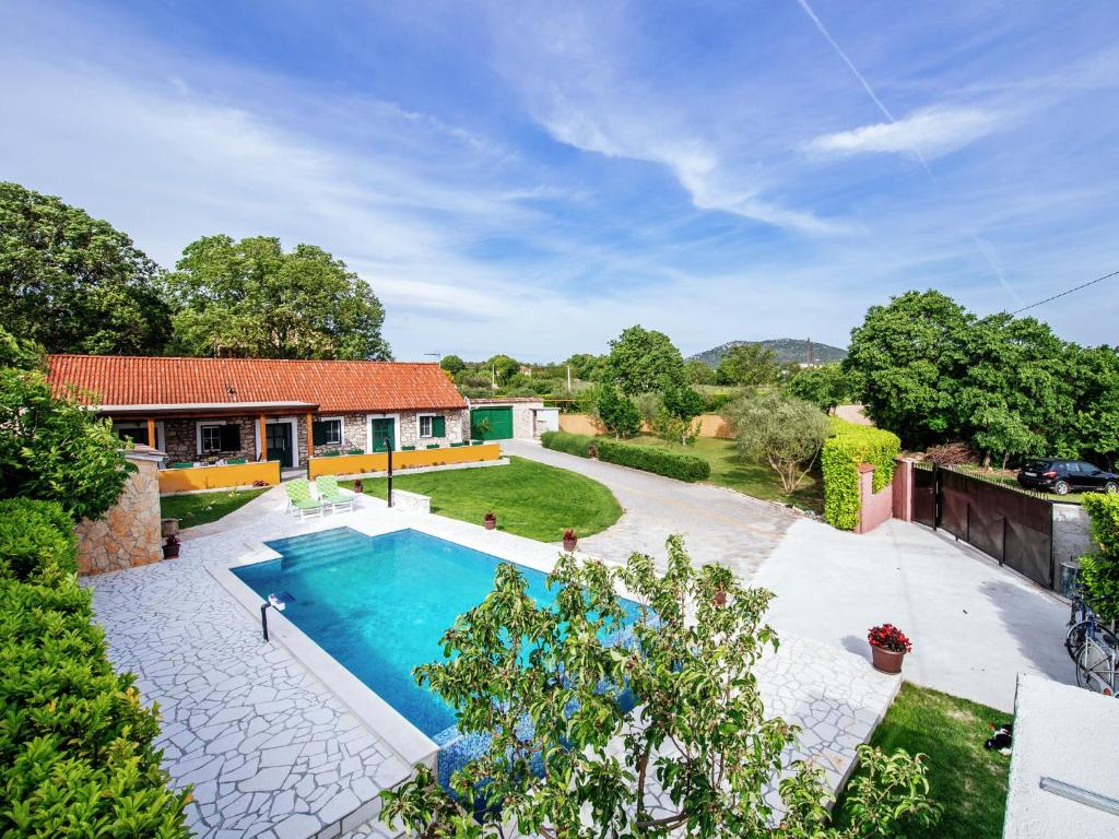 Lovely holiday home with private infinity pool