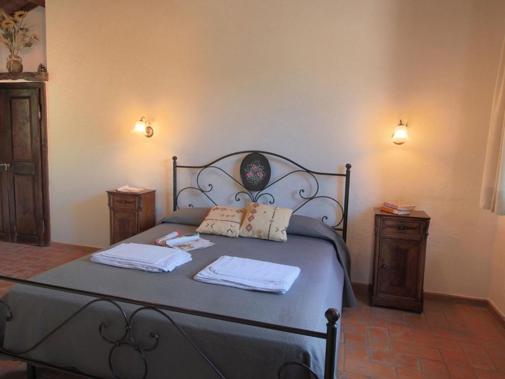 A bed or beds in a room at Farmhouse in Proceno with Pool and Terrace