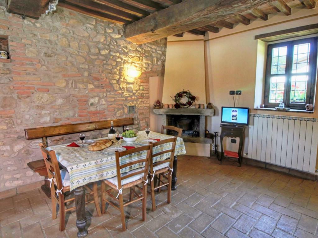 Televízia a/alebo spoločenská miestnosť v ubytovaní Elegant Apartment Retreat in Todi