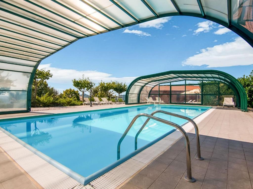 a swimming pool with an archway over it at Agrotourismus im Apennin mit berdachtem Pool und Whirlpool in Apecchio