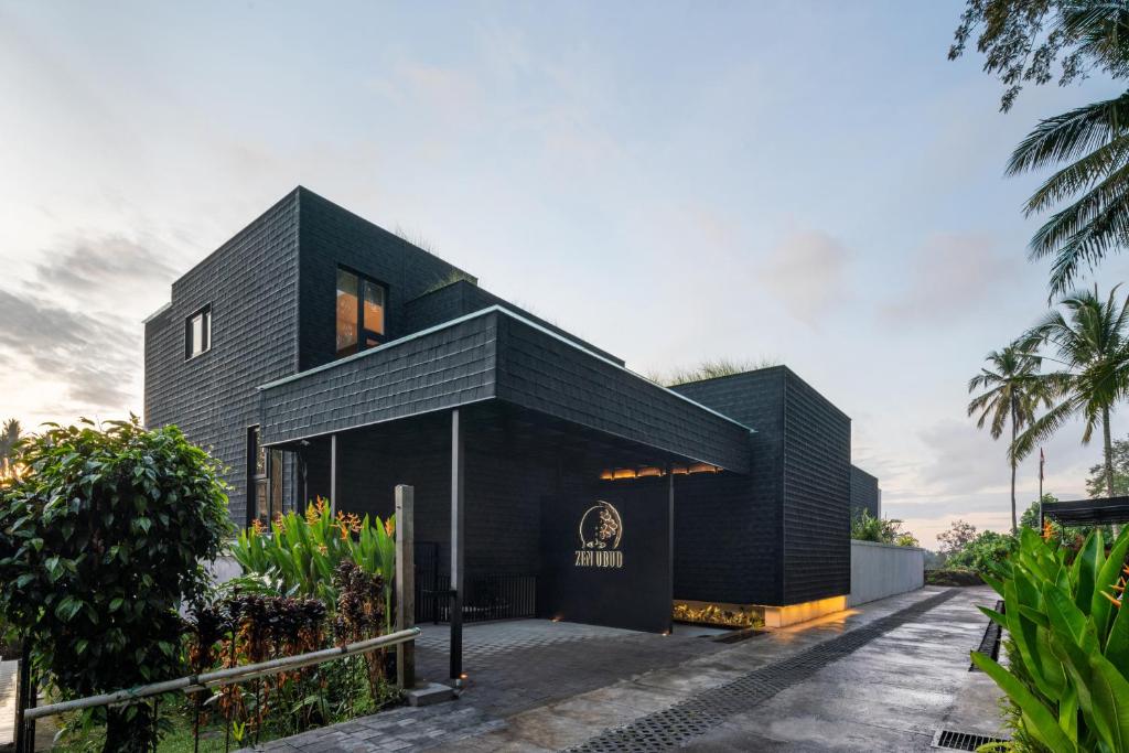 una casa negra con una fachada negra en Zenubud, en Ubud