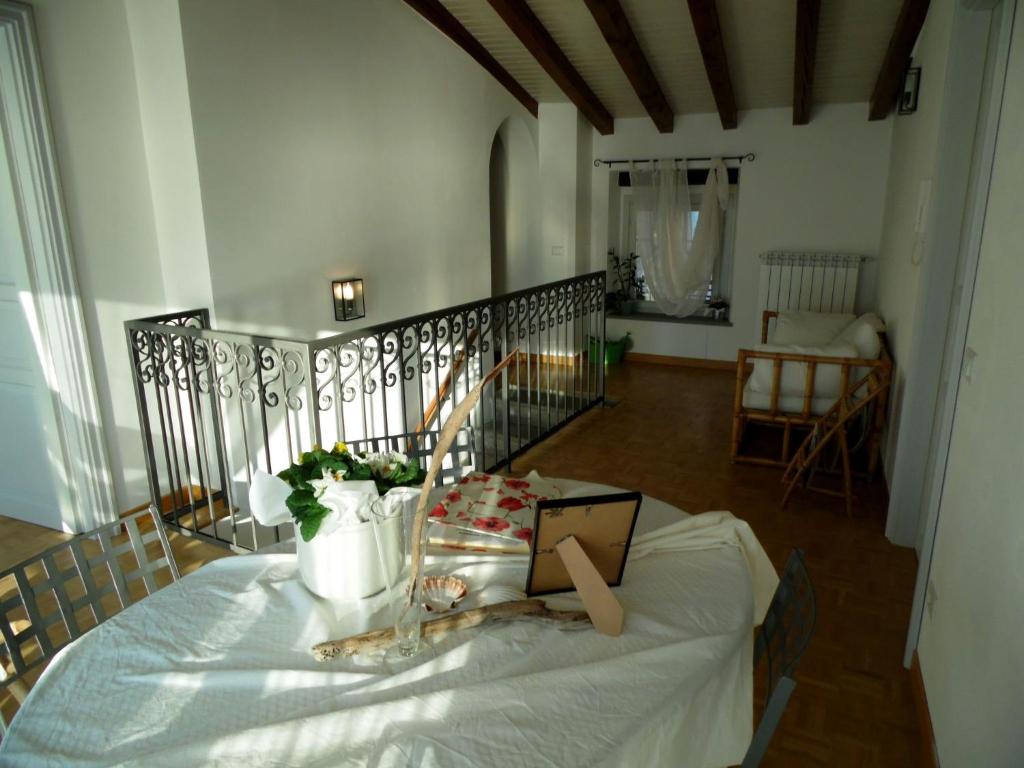 Posezení v ubytování Retreat Overlooking Lake Iseo