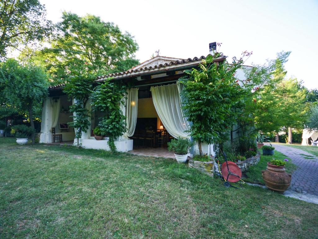 ein kleines Haus mit einer Terrasse und einem Hof in der Unterkunft Belvilla by OYO Ca Bianca in Montefiore Conca