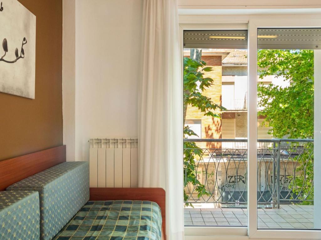Cette chambre comprend un lit et une porte coulissante en verre. dans l'établissement Premium Apartment in Rimini with Balcony, à Rimini