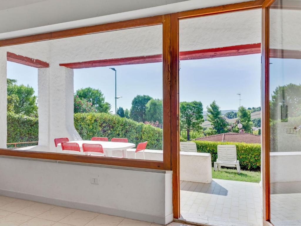 ヌマーナにあるAppealing Holiday Home with Garden Fireplace and Parkingの大きな窓(テーブル、椅子付)が備わる客室です。