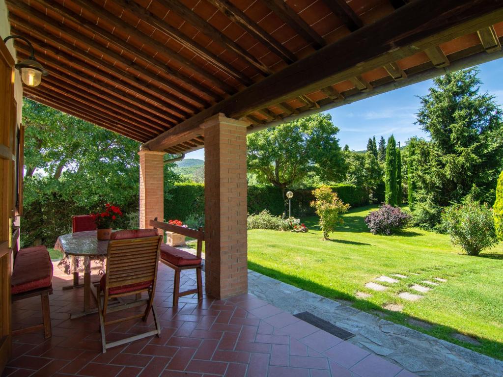 カスティリオーン・フィオレンティーノにあるCharming Farmhouse in Tuscany with shared Poolのパティオ(テーブル、椅子付)、