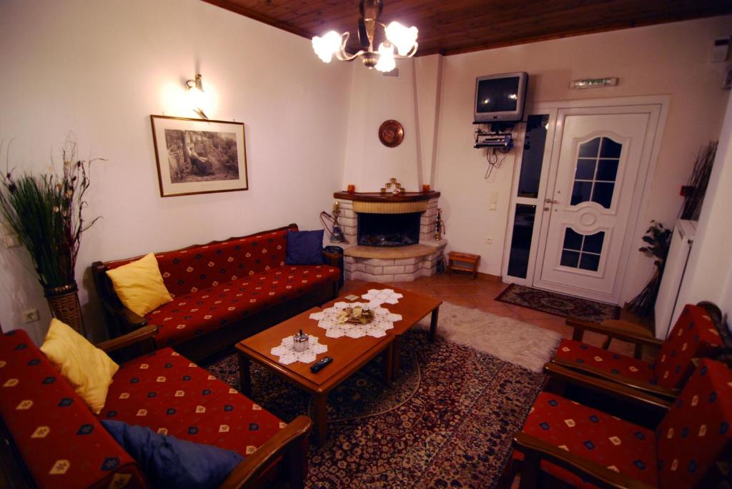 un soggiorno con divano e tavolo di To Spiti tis Pareas a Áyios Nikólaos