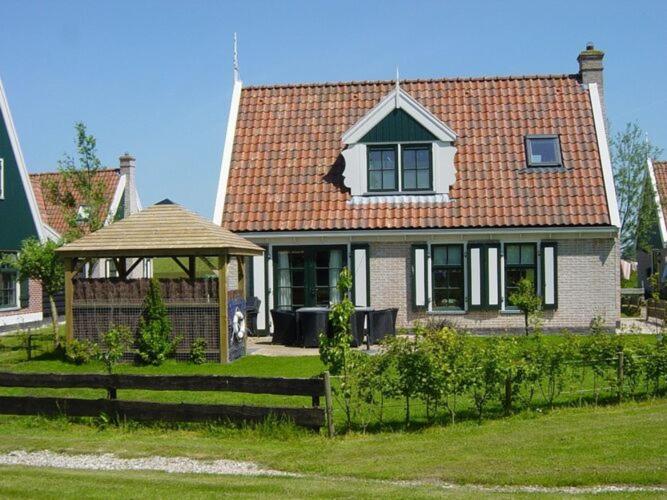 HippolytushoefにあるComfortable villa on a holiday park in Wieringer style, near the Wadden Seaの庭のガゼボ付き家