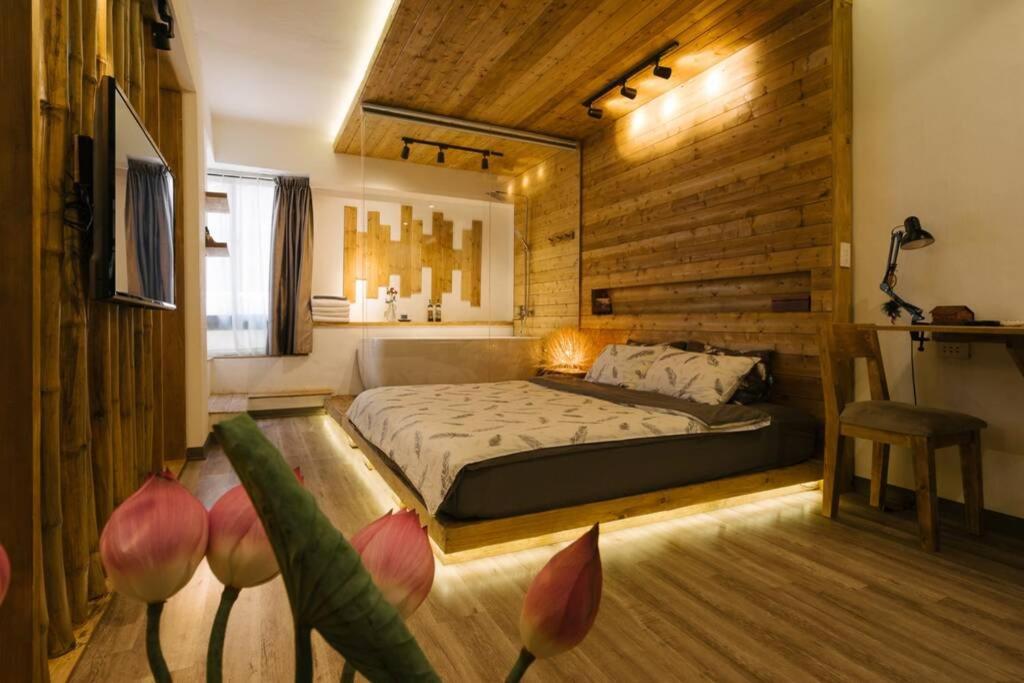 LotusHomestayHanoi - Wood & White