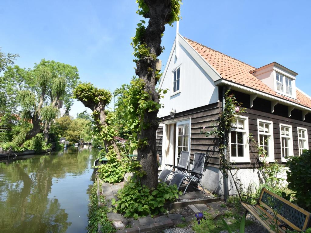 una casa junto a un río en Charming house in the center of Edam, en Edam