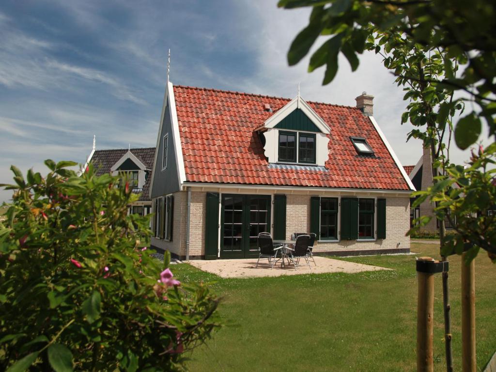 HippolytushoefにあるComfy villa in Wieringer style near the Wadden Seaの赤い屋根の家