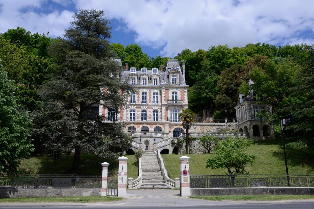 une ancienne demeure de caractère avec un escalier en face de celle-ci dans l'établissement Art Hotel, à Rochecorbon