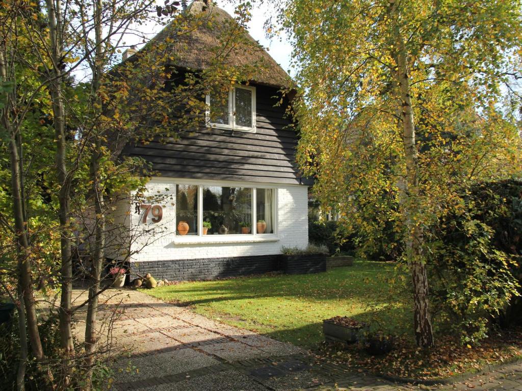 ベルゲンにあるAtmospheric well kept country house near Bergenの窓と木がある小さな白い家