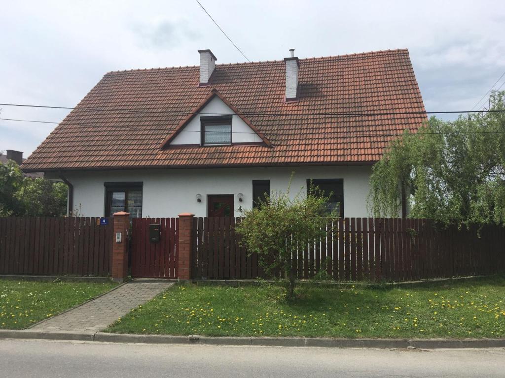 ドプチツェにあるHoliday Home in Dobczyce Lesser with Terraceの白い家