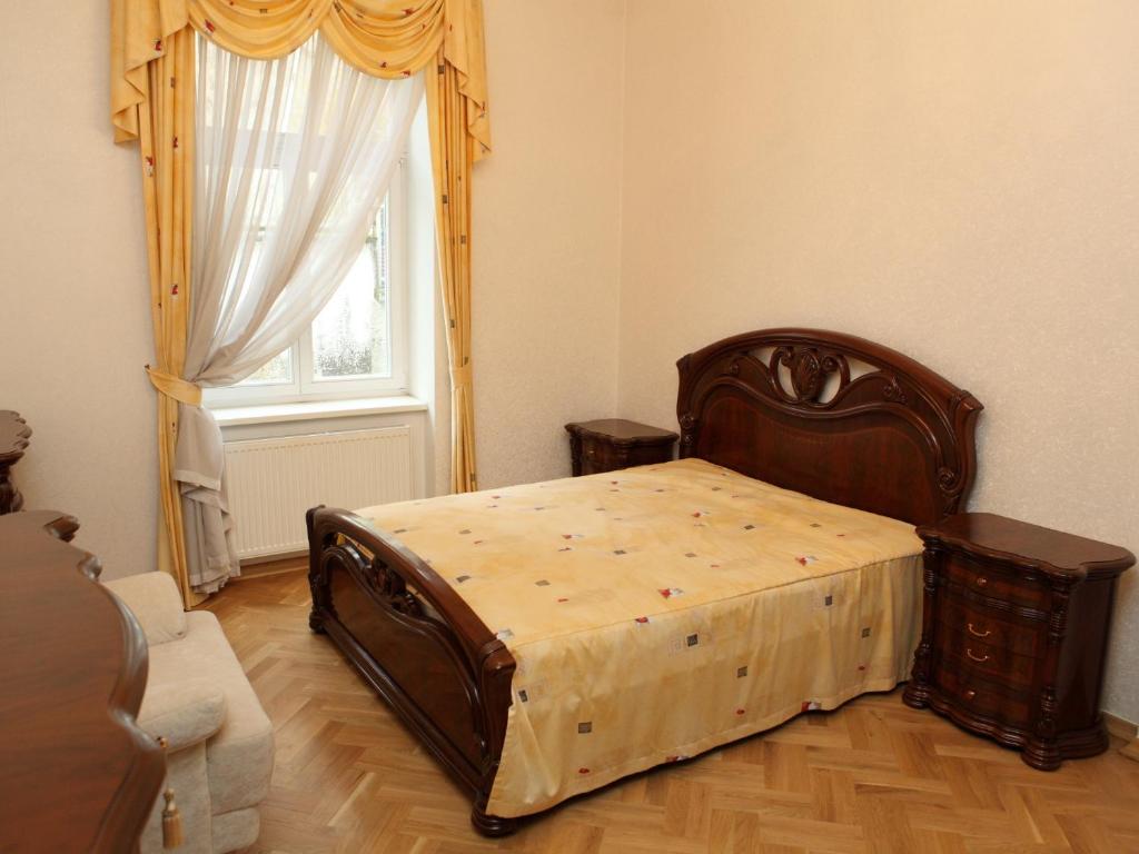 カルロヴィ・ヴァリにある7k-Apartmán Sadováのベッドルーム(大型ベッド1台、窓付)
