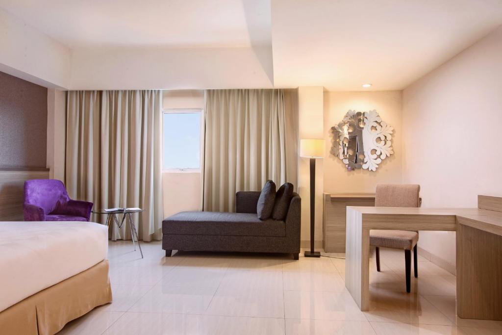 Postel nebo postele na pokoji v ubytování Swiss-Belinn Cibitung