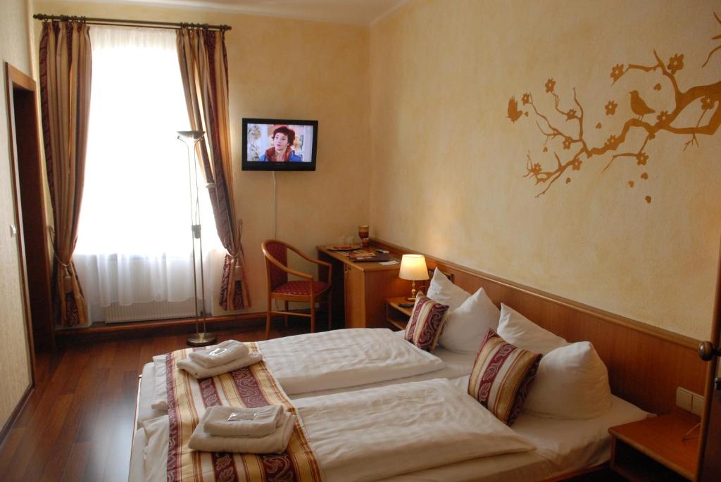 Postel nebo postele na pokoji v ubytování Hotel Schwarzer Bär