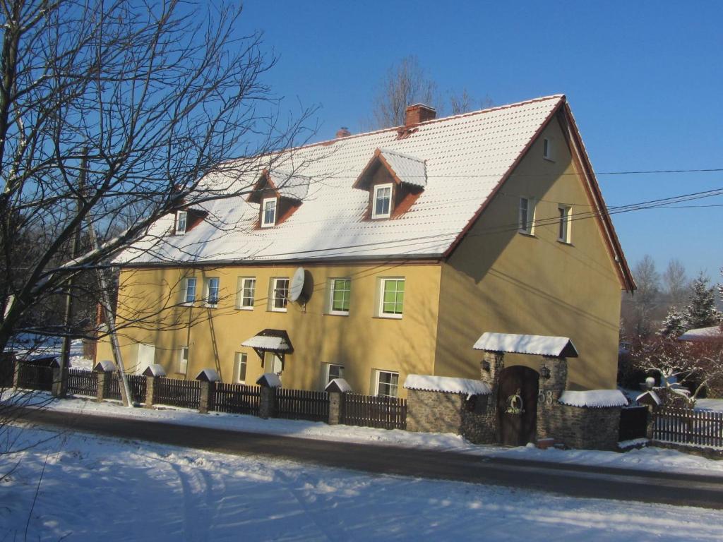 ein gelbes Haus an der Seite einer Straße in der Unterkunft Spacious Holiday Home in Stara Kamienica with Pond in Stara Kamienica