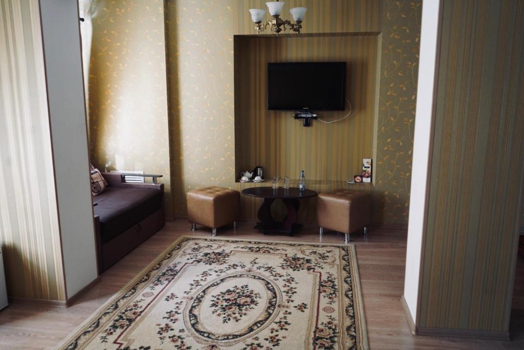TV a/nebo společenská místnost v ubytování Evropeyskiy