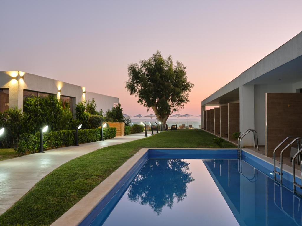 Bazén v ubytování Cavo Orient Beach Hotel & Suites nebo v jeho okolí