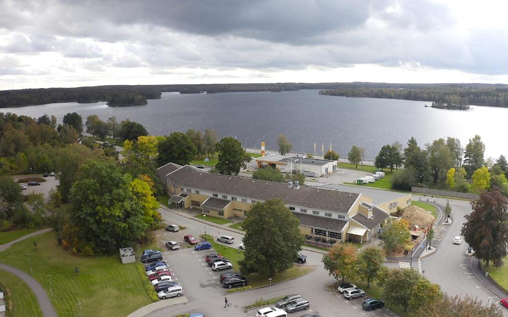 una vista aérea de un aparcamiento junto a un lago en Hotel Tingsryd, en Tingsryd