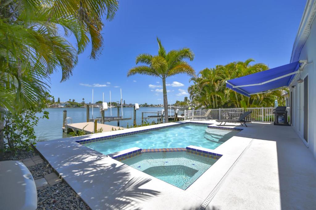 una piscina con vistas al agua en Water Lover's Paradise - Weekly Rental home, en Clearwater Beach