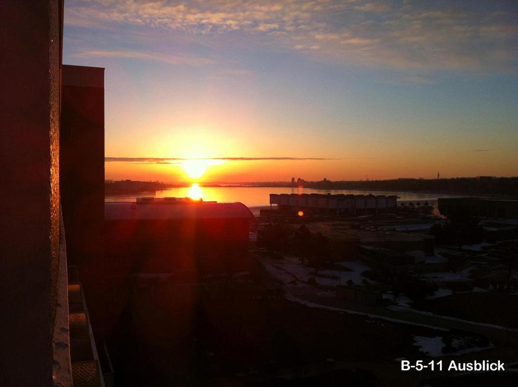 einen Sonnenuntergang aus einem Fenster eines Gebäudes in der Unterkunft Ferienpark B05-011 Ferienpark in Heiligenhafen