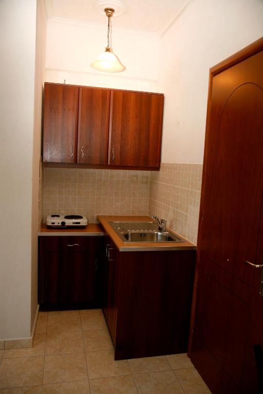 O bucătărie sau chicinetă la Andriani-Michalis Studios