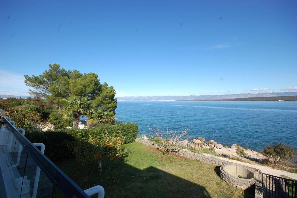 widok na wodę z balkonu domu w obiekcie Villa Jazz by El-Pi Tours w mieście Vantačići