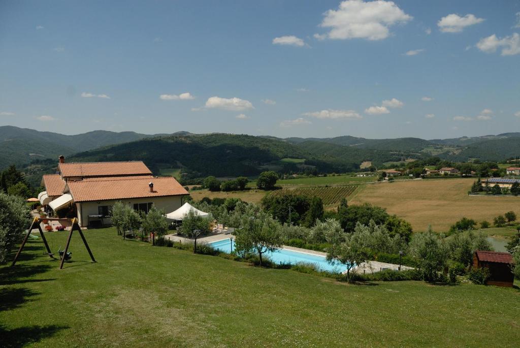 een villa met een zwembad en een huis bij Agriturismo Val della Pieve in Anghiari